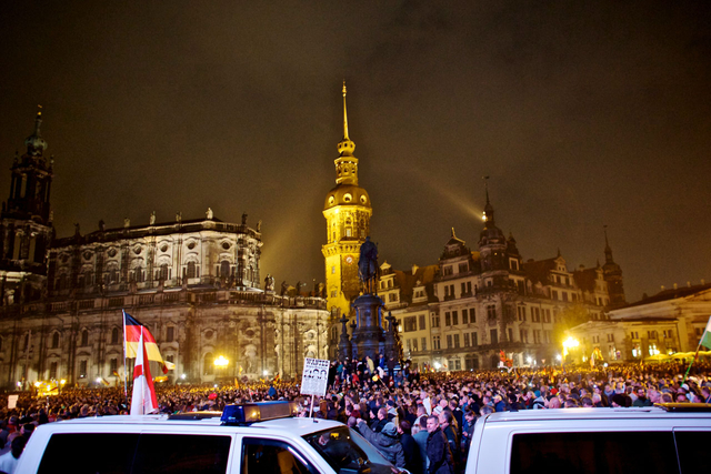 19. Oktober 2015: Pegida feiert sich in Dresden selbst. Die Polizei bleibt am Rand des Geschehens.