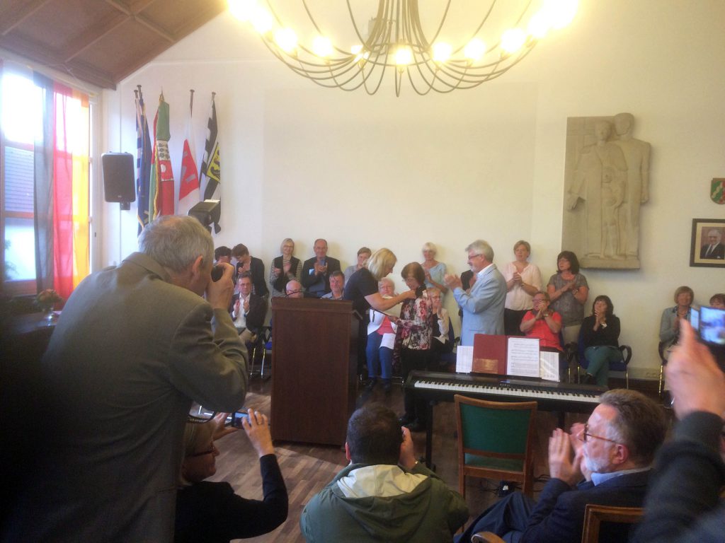 Bürgermeisterin Nicole Moenikes ehrt die beiden neuen "Bürgern des Jahres", Maria Gaida-Greger und Heiner Fehlker. Foto: (c) B. Schäfer 