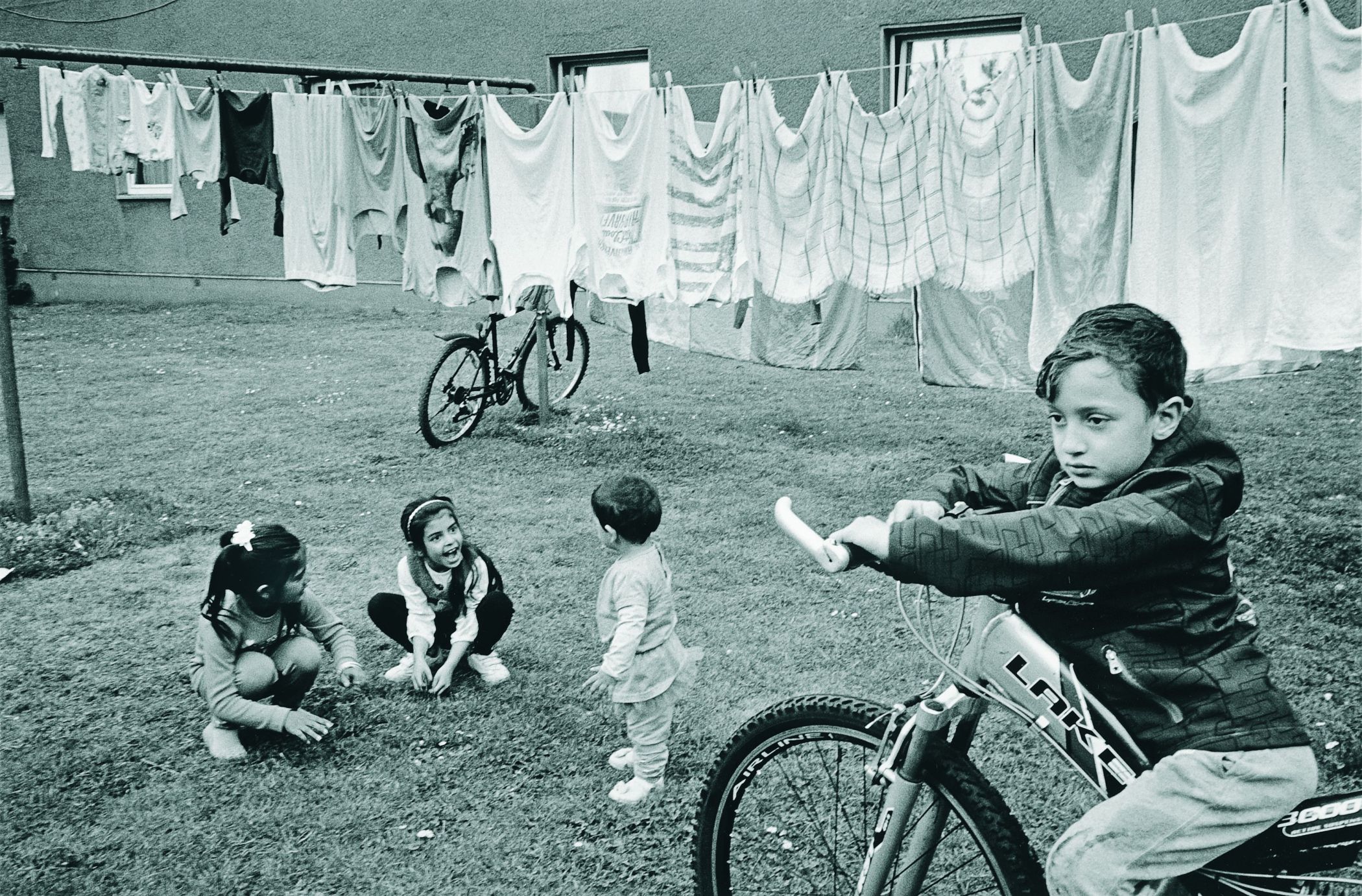 Geflüchtete Kinder im Hof einer Flüchtlingsunterkunft in Herne.. Foto: LWL/Kraemer
